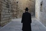 Israel. I det gamle Jerusalem forlod alle lokale og turister pludselig gaderne. Tilbage var denne 21-årige ortodokse jøde, som fotografen faldt i snak med. Han fortalte om det strikse liv som ortodoks jøde og om de problemer det giver de unge. FOTO: Charlotte Jakobsen 