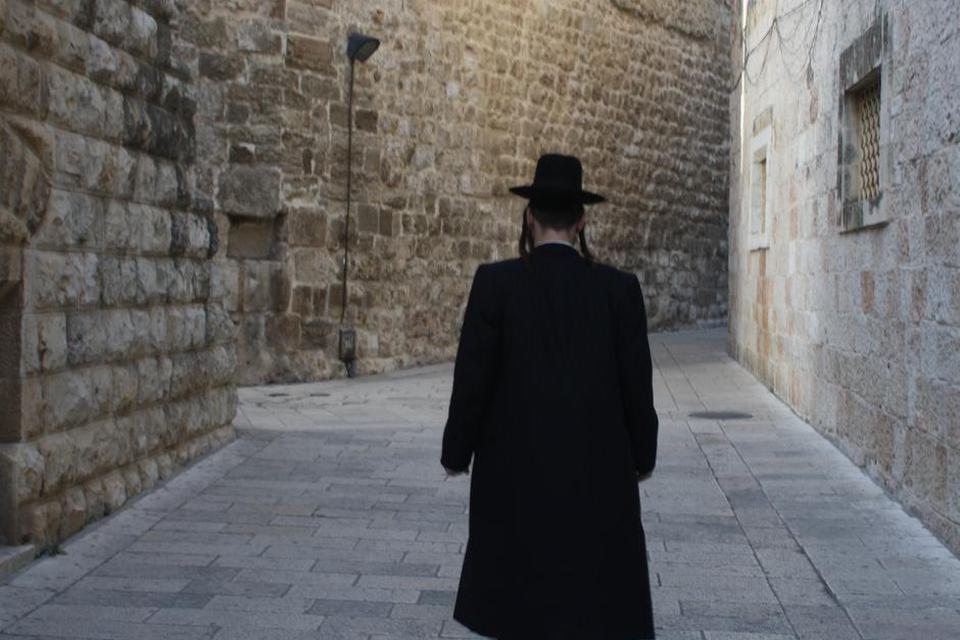 Israel. I det gamle Jerusalem forlod alle lokale og turister pludselig gaderne. Tilbage var denne 21-årige ortodokse jøde, som fotografen faldt i snak med. Han fortalte om det strikse liv som ortodoks jøde og om de problemer det giver de unge. FOTO: Charlotte Jakobsen 