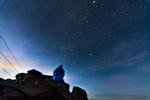 Malaysia. Billedet er taget på Borneo, Malaysia, i efteråret 2014 på toppen af Mount Kinabalu i 4.095 meter over havet lige før solopgang. Fotografen skriver blandt andet: »Da jeg nåede toppen klokken 05.00 efter to dages bjergbestigning var der intet lys - kun en smule fra stjernerne. Jeg fandt mit kamera og stativ frem, hvorefter jeg måtte gætte min komposition, da både min LCD-skærm og søger var kulsort. Jeg fangede dette billede af en anden bjergbestiger, der kiggede op på stjernerne«. FOTO: Marcus Holm Otte 