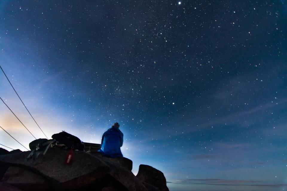 Malaysia. Billedet er taget på Borneo, Malaysia, i efteråret 2014 på toppen af Mount Kinabalu i 4.095 meter over havet lige før solopgang. Fotografen skriver blandt andet: »Da jeg nåede toppen klokken 05.00 efter to dages bjergbestigning var der intet lys - kun en smule fra stjernerne. Jeg fandt mit kamera og stativ frem, hvorefter jeg måtte gætte min komposition, da både min LCD-skærm og søger var kulsort. Jeg fangede dette billede af en anden bjergbestiger, der kiggede op på stjernerne«. FOTO: Marcus Holm Otte 