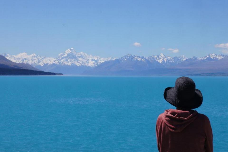 Hobbittenområde. Lake Pukaki på sydøen i New Zealand er blå på grund af de fine stenpartikler, der er slebet af de gletsjere, der føder vandet i søen. Der er udsyn til Mt. Cook, New Zealands højeste bjerg. Peter Jackson valgte at placere Søby i Hobbitten- filmene ved Lake Pukaki. Dels for søens skønhed, dels for den rigelige plads uden menneskelig bebyggelse. FOTO: Jakob Skipper 