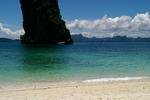 Thailand. Poda island ved Krabi i Thailand er en fantastisk paradisø med smukt blåt vand og vilde aber. Hvad man ikke kan se er, at vejret pludselig kan ændre sig fra skyfri himmel til voldsomt uvejr med skypumper og vild regn. Thailand om sommeren er lunefuld, forklarer Lise Wolfsen. FOTO: Lise Wolfsen 