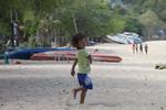 Thailand. I den sydvestlige del af Chon Buri findes et militært område, hvor man som civilkan komme ned til stranden mod at betale et mindre beløb. Stedet er et uspoleret område, som man kun finder hvis man ved hvordan. Og så kom denne lille pige kom dansende forbi. FOTO: Jens Ilnov 