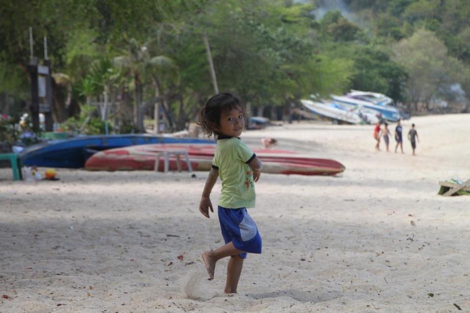 Thailand. I den sydvestlige del af Chon Buri findes et militært område, hvor man som civilkan komme ned til stranden mod at betale et mindre beløb. Stedet er et uspoleret område, som man kun finder hvis man ved hvordan. Og så kom denne lille pige kom dansende forbi. FOTO: Jens Ilnov 