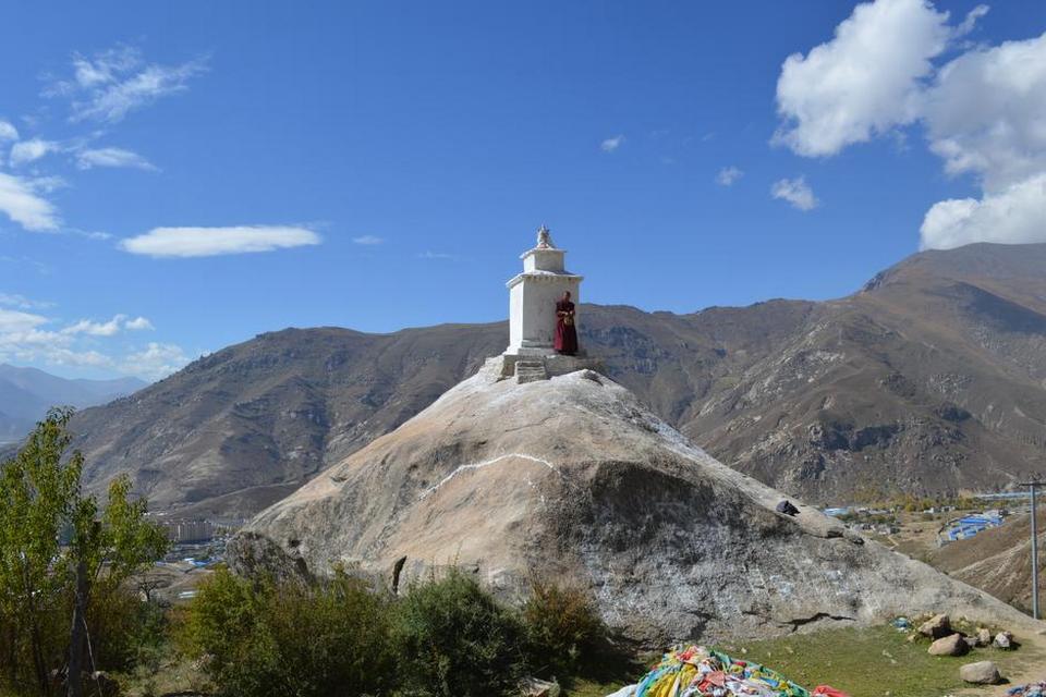 Tibet. En buddhistisk munk beder en bøn nær et buddhistisk tempel i Lhasa, Tibet. FOTO: Trine Mille Nielsen 