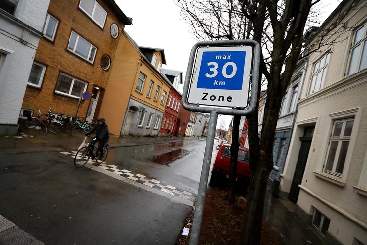 fart. En arbejdsgruppe under Justitsministeriet ser lige nu nærmere på muligheden for lokalt at nedsætte hastighedsgrænserne i boligområder. 