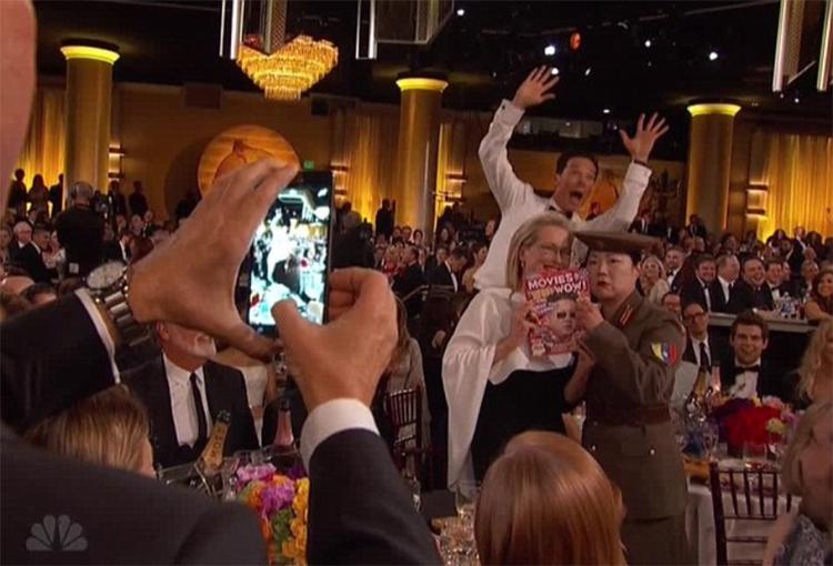 SPILOPMAGER. Skuespilleren Benedict Cumberbatch har gjort fotobombning til sin 'ting'. Lige nu er hans Golden Globe-fotobombning populær som GIF på nettet. 