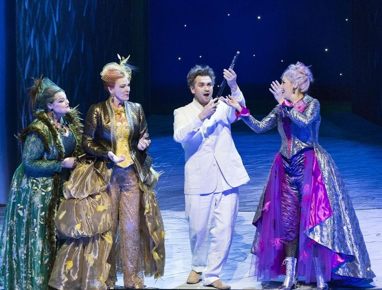 Haps. Peter Lodahl leverer tenorlækkerier i tiårsjubilæumsopsætningen af 'Tryllefløjten' på Det Kongelige Teater. 