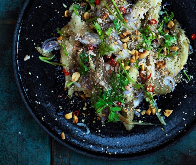 Peanutselskere. I Burma runder de rigtig mange ting af med nøddemag fra peanuts. Det er en billig nød, og den er let tilgængelig. Den fede peanut kommer nogen gange til at overdøve – her er den holdt i skak af chili, limejuice og koriander. 