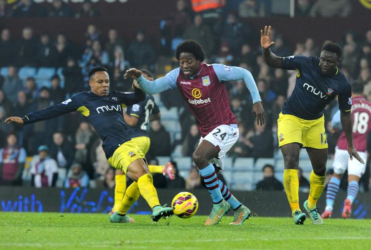 utilfredshed. Aston Villa-fans på 'Holte End'-afsnittet på det ene mål på Villa Park har forberedt en særpræget boykot, som træneren ikke bifalder. 