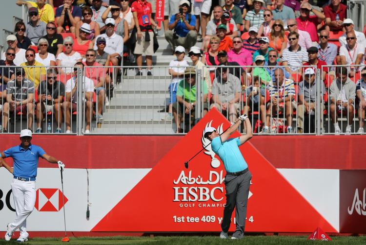 TREER. Efter runder i 65 og 66 slag og en hole-in-one i dag er Rory McIlroy på tredjepladsen i Abu Dhabi. 