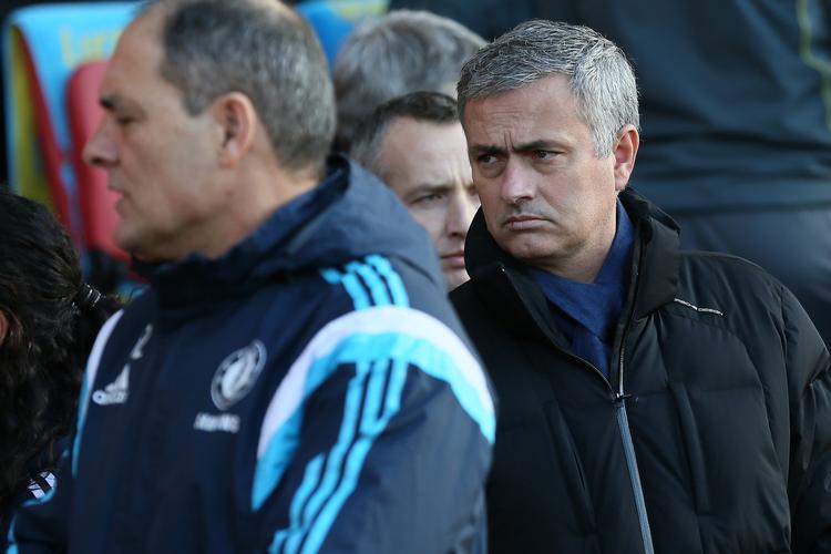 konspiration. José Mourinho (th) har på det seneste følt sig forfulgt af dommerne. Så han måtte tage en uges pause fra medierne for at køle ned. 
