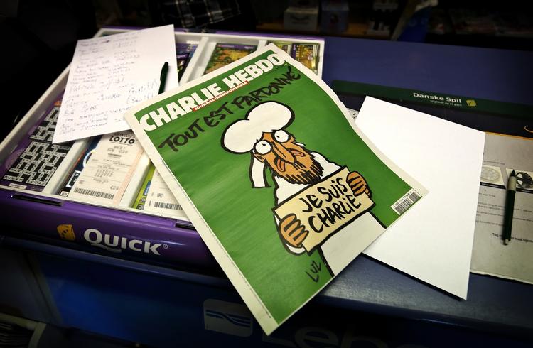 Udgivelse. Efter sidste uges massakre på medarbejderne ved det satiriske franske ugeblad er et nyt nummer på gaden. OBS.: Politiken har sløret navnene på køberne. 