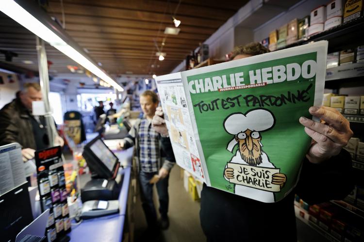EFTERTRAGTET. Billeder fra dagens Charlie Hebdo-bladsalg i en kiosk på Amagerbro. 