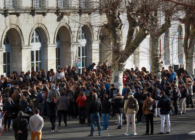 Sørgestund. Da hele Frankrig sidste torsdag holdt et minuts stilhed for ofrene for massakren på Charlie Hebdo, valgte nogle skoleelever at råbe ’Allahu akbar’, andre reciterede vers fra Koranen. Her holder de et minuts stilhed på en skole i Bayonne i det sydvestlige Frankrig. 