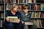 Alvor og sjov. Når Jytte Lundberg henter og passer barnebarnet Bastian, finder de af og til deres tablets frem. Hun underviser i iPads på Ældre Sagens kurser og har helt styr på, hvad den lille computer kan. 