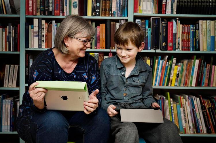 Alvor og sjov. Når Jytte Lundberg henter og passer barnebarnet Bastian, finder de af og til deres tablets frem. Hun underviser i iPads på Ældre Sagens kurser og har helt styr på, hvad den lille computer kan. 