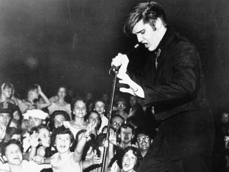 Legende. Elvis Presley er en af de kunstnere, Greil Marcus skriver om i hans bog. Her optræder han i Mississippi i 1956. 