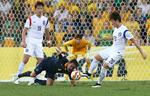 1-0. Australiens angriber,  Tim Cahill, ryger i græsset i kampen mod Sydkorea, som endte med at vinde puljen. 