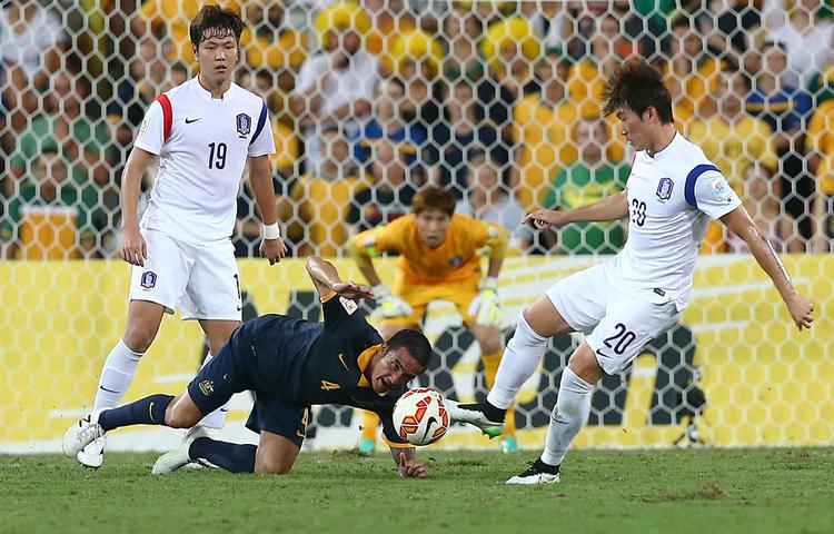 1-0. Australiens angriber,  Tim Cahill, ryger i græsset i kampen mod Sydkorea, som endte med at vinde puljen. 