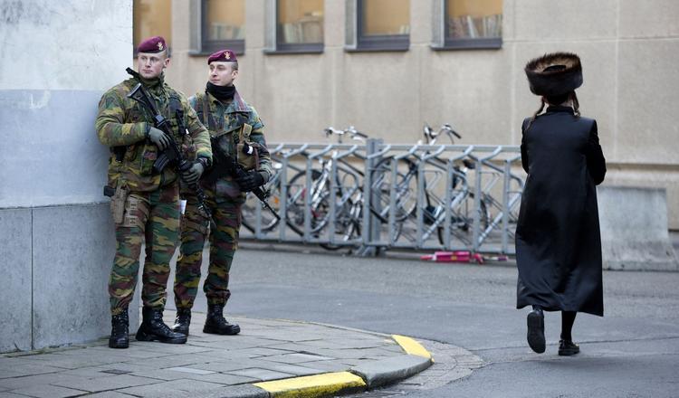 Belgiske faldskærmssoldater på patrulje ved en synagoge i byen Antwerpen. 