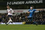 2-1. Han gjorde det igen, Christian Eriksen (tv). To minutter før tid afgør danskeren kampen mod Sunderland til Tottenhams fordel med dette langskud. 