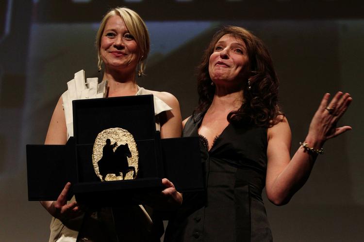 Gengangere. Uanset hvilke problemer, vores hovedpersoner skal kæmpe med, så er det Trine Dyrholm(billedet), Mads Mikkelsen, Mikael Persbrandt, Anders W. Berthelsen eller andre A-stjerner, der skal lokke os ind i dansk films kerneproblematikker. Og ofte er de hovedroller så heftigt flankeret af dansk films andre overeksponerede ansigter, at man halvt glemmer, om man er til en prisuddeling eller midt i en dramatisk scene. 