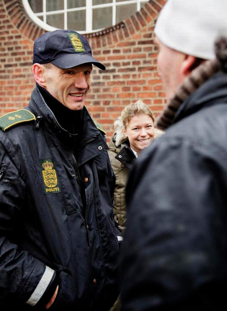 Studiepatrulje. Rud Ellegaard har 30 års erfaring i politiet og er på gaden på Vesterbro med Anna Selin, der går på politiskolen, for at fortælle om hans hverdag. 