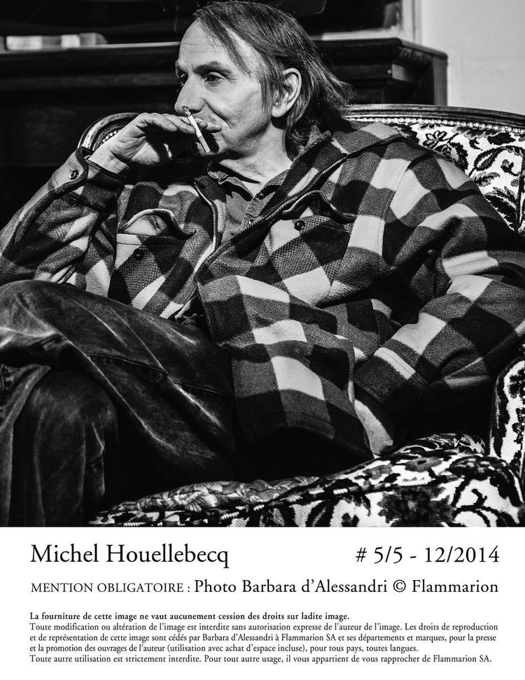 Uheldig. Michel Houellebecq er en af de gode kontroversielle forfattere, der kan slippe af sted med at skrive noget møg. Men hans seneste bog er nu god. 