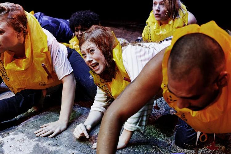game. Der er kamp om at holde sig populær og i live , når en flok unge strander i deres eget virkelige realityshow.
