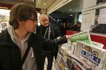På grund af en kolossal efterspørgsel bliver der trykt to millioner ekstra eksemplarer af den seneste udgave af den franske ugeavis Charlie Hebdo. Normalt har satirebladet et oplag på 60.000, men efter sidste uges terrorangreb mod avisens redaktion er bladene blevet revet væk, både i Frankrig og flere andre lande. Oplaget er nu oppe på syv millioner. 
