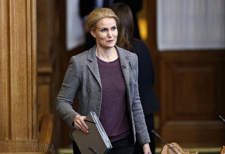 Statsminister Helle Thorning-Schmidt skal besøge et hold danske læger og sygeplejersker i Sierra Leone, der har været hårdt ramt af ebola-epidemien. 