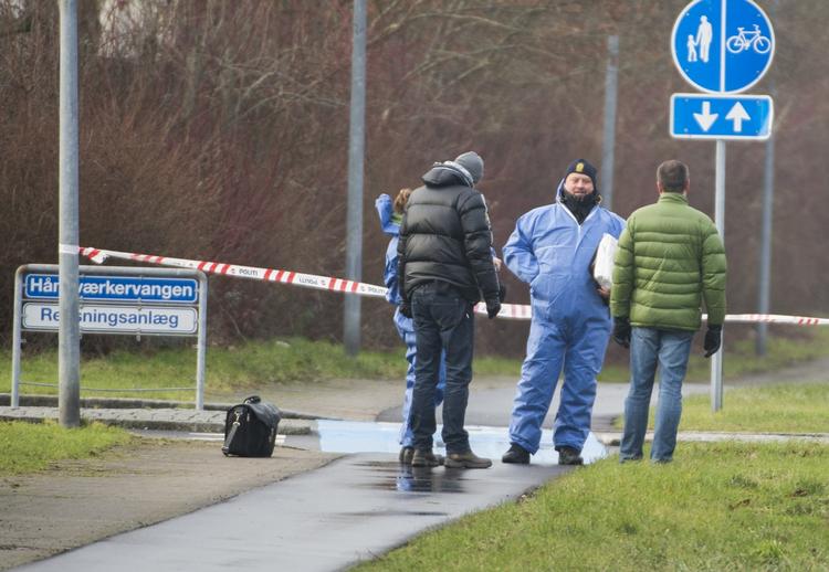 Politiet er stadig i gang med de tekniske undersøgelser på de to adresser i Slangerup, hvor to mænd er fundet døde. 