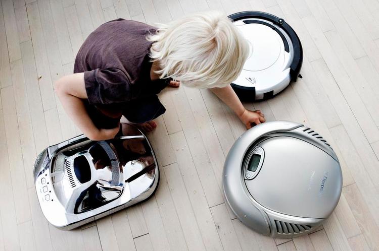 Hjælp. Forbrugere verden over forventer, at elektronikken fremover kan hjælpe til at mindske hverdagens stress i endnu højere grad end nu, og robotstøvsugere er en af måderne. 