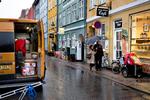 miljø. Sankt Peders Stræde ejer på en gang dansk hygge og et fransk touch af boheme. Er man lækkersulten, er der to fede bagerbutikker i gaden, bl.a. Dessertdragens Kageværksted. 