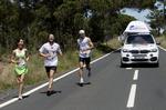 MÅLLINJEBILEN. Tre løbere bliver indhentet ved sidste års Wings for Life Run i Portugal. Vinderen i 2014 blev Lemawork Ketema fra Etiopien, som blev indhentet efter 78,57 kilometer af målstregsbilen. 