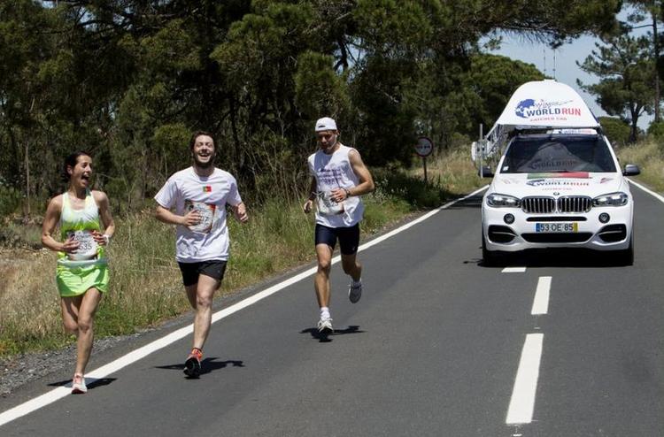 MÅLLINJEBILEN. Tre løbere bliver indhentet ved sidste års Wings for Life Run i Portugal. Vinderen i 2014 blev Lemawork Ketema fra Etiopien, som blev indhentet efter 78,57 kilometer af målstregsbilen. 