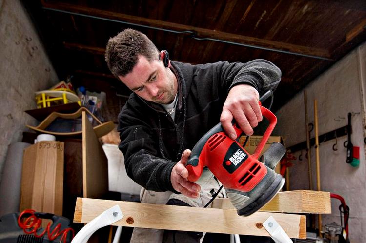 Danmark kommer til at mangle 90.000 håndværkere, hvis den nuværende udvikling fortsætter, advarer LO og Dansk Metal. 