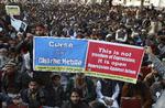 DEMONSTRATION. Pakistanere med protestplakater, vendt mod muhammedtegningen i det franske satiretidskrift. Teksten lyder 'Forbandet være Charlie Hebdo' og 'Dette er ikke ytringsfrihed. Det er åben aggression mod islam'. Arrangørerne er den yderligtgående islamistiske Tahreek-Hurmat-e-Rasool-organisation. 