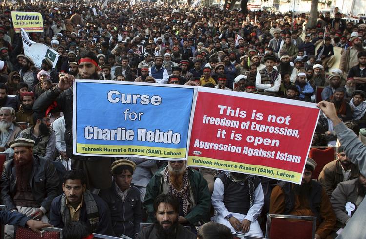 DEMONSTRATION. Pakistanere med protestplakater, vendt mod muhammedtegningen i det franske satiretidskrift. Teksten lyder 'Forbandet være Charlie Hebdo' og 'Dette er ikke ytringsfrihed. Det er åben aggression mod islam'. Arrangørerne er den yderligtgående islamistiske Tahreek-Hurmat-e-Rasool-organisation. 