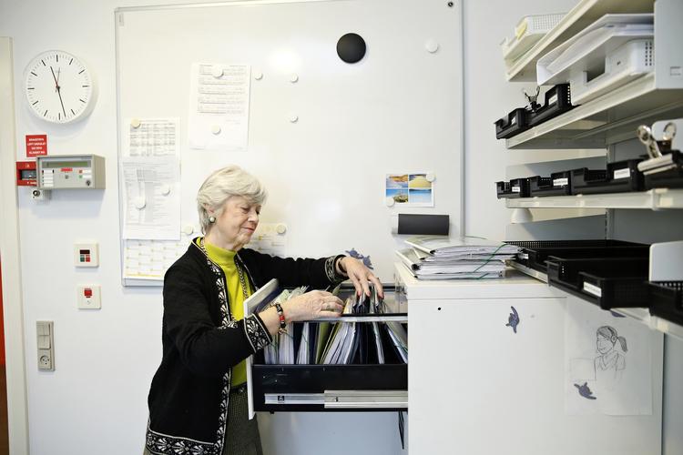 Seniorarbejde. Lægesekretær Annie Lykke har ingen planer om pension, selv om hun er forbi pensionsalderen. Hun forstår ikke, hvorfor ældre automatisk bliver meldt ud af a-kasserne, når de fylder 65 år. 