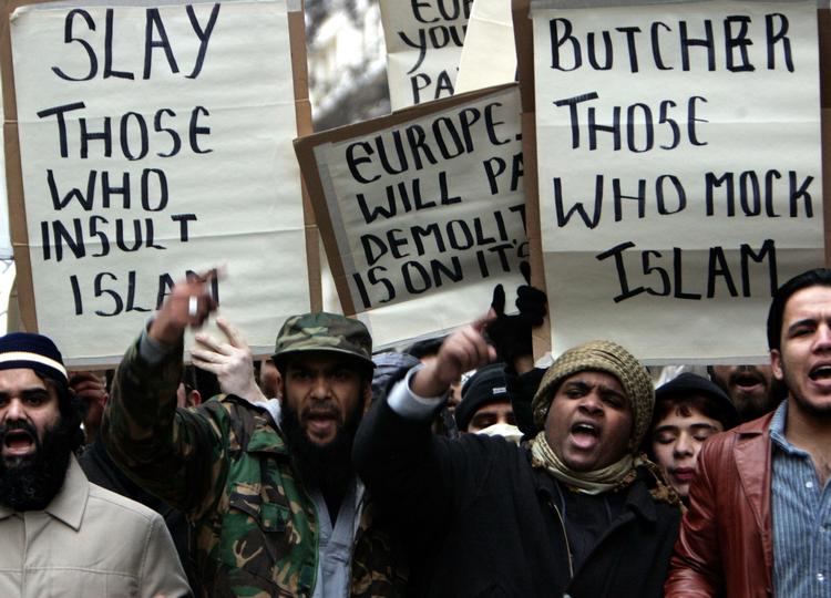 EKSTREMISME. En bøn om hjælp til at modvirke radikalisering udløser skænderi mellem Storbritanniens muslimske råd og premierministeren. Han vil standse tilgangen til islamistiske grupper efter Parisangrebene og de mange konfrontationer, der har været i London. Her ses demonstranter ud for den danske ambassade under muhammedkrisen. 