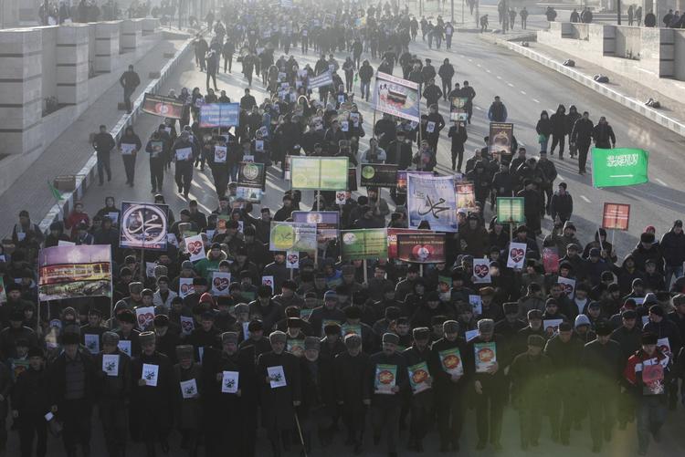 Protestaktion. Mere end 100.000 borgere mødte frem i Tjetjenien ved en demonstration mod Charlie Hebdos tegninger. 