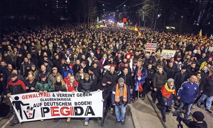demonstration. Dresden 15. december 2014. Tusinder af støtter af Pediga er mødt op til demonstration. 