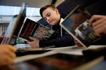 Fordybelse. Andreas Bang, der går i 9. klasse på Vadgård Skole i Søborg, researcher til en opgave i dansk om terror. I fritiden læser han mest om fodbold. 