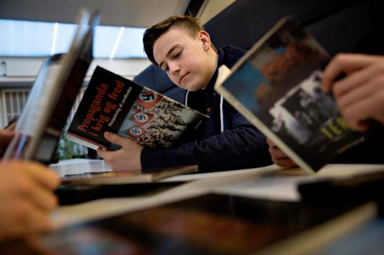Fordybelse. Andreas Bang, der går i 9. klasse på Vadgård Skole i Søborg, researcher til en opgave i dansk om terror. I fritiden læser han mest om fodbold. 