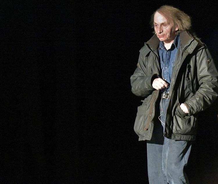 Kontroversiel. Houellebecq forlod Paris efter angrebet på Charlie Hebdo. Her ses mandag ved en oplæsning i Köln. 