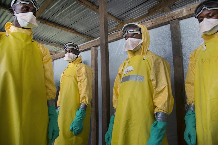 Ebola. Antallet af ebolasmittede er faldet drastisk den seneste måned. 