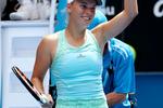 Næste udfordring for Wozniacki i Australian Open bliver hviderusseren Victoria Azarenka, som med en sikker sejr i sin første kamp også har kvalificeret sig til anden runde. 
