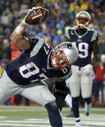 flad. New England Patriots Rob Gronkowski banker et  touchdown på plads for sit hold i storsejren over  Indianapolis Colts. 